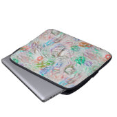 Kratzte Pixel in farbiger Textur über weißlich Laptopschutzhülle (Vorne Knopf)