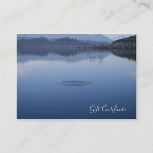 Kräuselung im ruhigen blauen Wasser - Rabattkarte (Vorderseite)