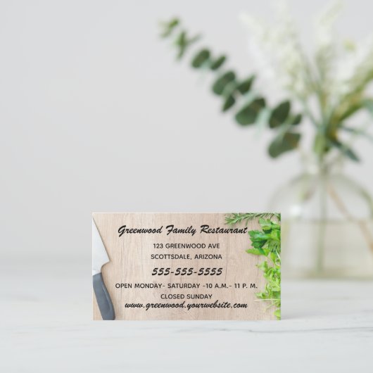 Kräuter und Messer auf einem Schneiderboard Visitenkarte (Stehend Vorderseite)