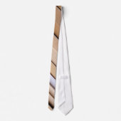 Krawatte: Ansammlung neuer und alter Bücher in der Krawatte (Rückseite)