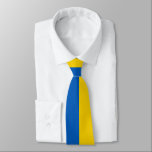 Krawatte für die Ukraine<br><div class="desc">Moderne und minimale Hals-Krawatte mit Flag der Ukraine mit gelben und blauen Streifen. Diese Krawatte in der Ukraine sind vollständig anpassbar: Erstellen Sie Ihre eigene Geschenkidee, indem Sie einfach beliebige Farben auswählen, Text, Foto, Clipart und grafische Gestaltungselemente hinzufügen. Öffnen Sie den Zazzle Design-Editor und entdecken Sie wunderschöne patriotische Fotos und...</div>