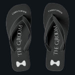 Krawatte für einfache Fun Groom Badesandalen<br><div class="desc">Diese tollen Flip Flops sind für den Bräutigam konzipiert, um sich nach einem langen Tag die Füße retten und die ganze Nacht lang tanzen zu können! Sie zeichnen sich durch ein schlichtes Weiß in schwarzem Design aus, wobei sein Name oben steht, die in klassischen Buchstaben in der Mitte geschriebenen Worte...</div>