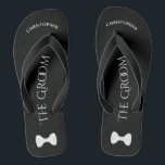 Krawatte für einfache Fun Groom Badesandalen<br><div class="desc">Diese tollen Flip Flops sind für den Bräutigam konzipiert, um sich nach einem langen Tag die Füße retten und die ganze Nacht lang tanzen zu können! Sie zeichnen sich durch ein schlichtes Weiß in schwarzem Design aus, wobei sein Name oben steht, die in klassischen Buchstaben in der Mitte geschriebenen Worte...</div>