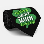 Krawatte Getting Lucky Every Sip Shamrock Black Ti (Gerollt)