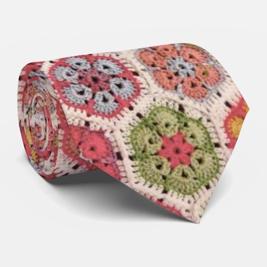 Krawatte mit Häkelhaut-Blume (Gerollt)