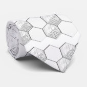 Krawatte mit weißem Hexagon-Muster (Gerollt)