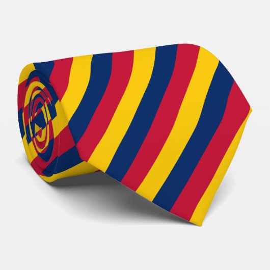 Krawatte rot, gelb und blau gestreift (Gerollt)