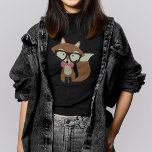 Krawatte und Brille Hipster Brown Fox T-Shirt<br><div class="desc">Adorable Vektorgrafik eines niedlichen kleinen braunen Fuchs mit einem übergroßen Brillenpaar und rot-weiß polka Punkt Muster Bogen Krawatte.</div>