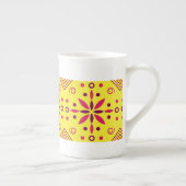 Kreativ gestaltete moderne Tasse (Rechts)