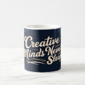 Kreative Köpfe schlafen nie Kaffeetasse (Mittel)