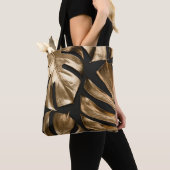 Kreative Monstera-Blätter, schwarzer Hintergrund. Tasche (Von Nahem)