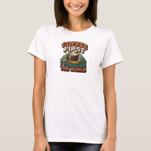 Kreativer KAFFEE ZUERST, DANN ERobere DIE WELT T-Shirt
