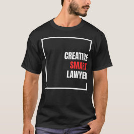 kreativer kluger Rechtsanwalt mit weißem und rotem T-Shirt