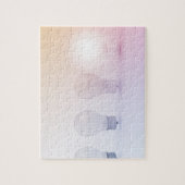 Kreatives Denken mit der Glühlampe belichtet Puzzle (Vertikal)