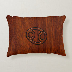 Krebs Zodiac Symbol auf Mahogany-Holzstil Zierkissen