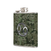 Krebs-Zodiac-Zeichen auf Olive Green Digital-Camou Flachmann (Links)