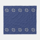 Krebszeichen auf Navy Blue Digital Camouflage Fleecedecke (Vorderseite (Horizontal))