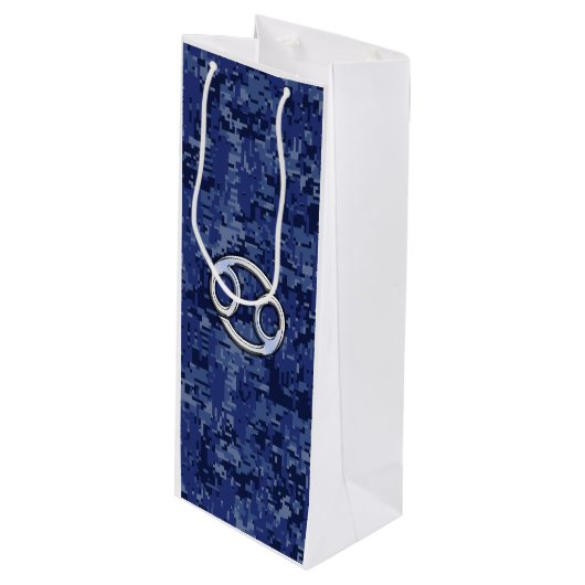 Krebszeichen auf Navy Blue Digital Camouflage Geschenktüte Für Weinflaschen (Vorderseite Schrägansicht)