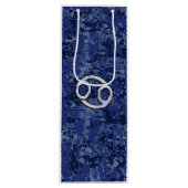 Krebszeichen auf Navy Blue Digital Camouflage Geschenktüte Für Weinflaschen (Vorderseite)