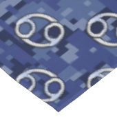 Krebszeichen auf Navy Blue Digital Camouflage Tischdecke (Schrägansicht)