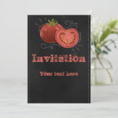 Kreide, der Tomaten auf schwarzer Tafel zeichne Einladung (Stehend Vorderseite)