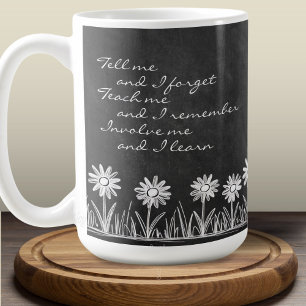 Kreidetafel-Gänseblümchen-Doodle-Kursiv-Typografie Kaffeetasse