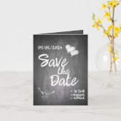 Kreidetafel-Typografie-Hochzeitsankündigung Karte (Gelbe Blume)