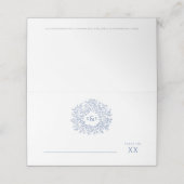 Kreis der blauen Blätter, die eine Monogramm-Hochz Platzkarte (Außenseite Aufgefaltet)