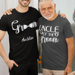 KREIS DER GRUPPE T-Shirt<br><div class="desc">Der Bräutigam könnte einen Cousin haben, der will, am Hochzeitstag seines Cousins seine Statur zu zeigen. Im Text steht UNCLE of the GROOM. Der gleiche Text und die gleiche Farbe wiederholt sich auf der Rückseite dieses T - Shirt. Der Text ist ein Bild, sodass die Farbe auf jedes beliebige Bild...</div>