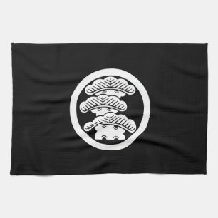 Kreis mit linkem dreistufigem Kiefernzweig Geschirrtuch