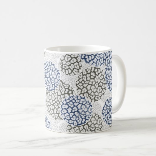 Kreise mit grauem und blauem Leopardendruck Kaffeetasse (VorderseiteRechts)