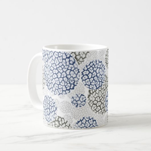 Kreise mit grauem und blauem Leopardendruck Kaffeetasse (Vorderseite Links)