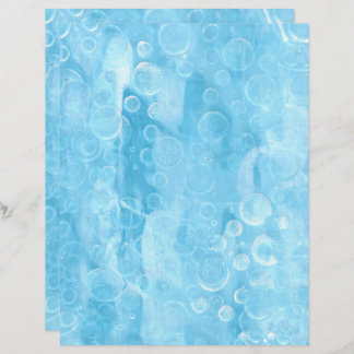 Kreise und Kugeln auf hellblauen Papierblättern