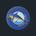 Kreta, Griechenland Minoan Delphin & Waves Button<br><div class="desc">Der Delphin,  das Herzstück des Designs,  wird von der Delphinfresko in Knossos inspiriert. Knossos ist die größte archäologische Stätte der Bronzezeit auf Kreta und war das Zentrum der minoischen Kultur. Sie können den Text um den Kreis herum mit den Wellen bearbeiten und/oder löschen.</div>