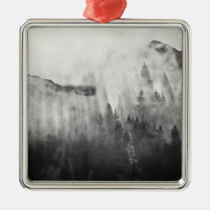 Kreuz auf nebelige Berge Ornament Aus Metall