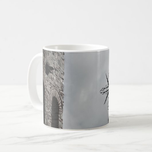 Kreuz in der Tasse des Skies-Fotos (Vorderseite Links)