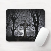 Kreuz umgeben von Bäumen Mousepad (Mit Mouse)