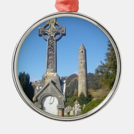 Kreuz und runder Turm Glendalough St. Kevins Ornament Aus Metall (Vorne)