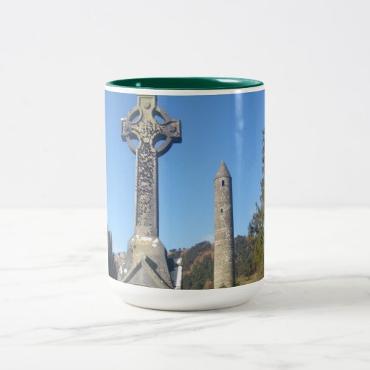 Kreuz und runder Turm Glendalough St. Kevins Zweifarbige Tasse (Mittel)