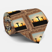 Kreuze am Sonnenaufgang oder am Sonnenuntergang Krawatte (Gerollt)