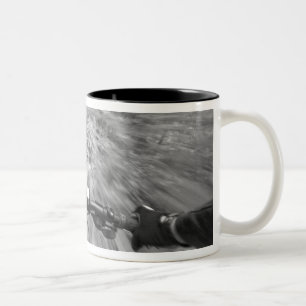 Kreuzen hinunter einen lederfarbenen Abschnitt von Zweifarbige Tasse