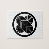 Kreuzende Falkenfedern mit Fuß im Kreis Puzzle (Horizontal)