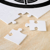 Kreuzende Falkenfedern mit Fuß im Kreis Puzzle (Seite)