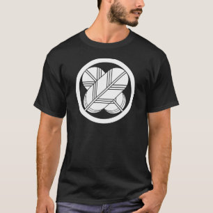 Kreuzende Falkenfedern mit Fuß im Kreis T-Shirt