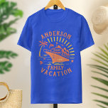 Kreuzfahrt für Familien | Personalisiert V1 T-Shirt<br><div class="desc">Kein Familienurlaub ist ohne passende T - Shirt komplett. Diese personalisierten T-Shirts zeigen ein Kreuzfahrtschiff, Sonnenstrahlen, eine Palme und weitere nautische Details. Die Farbpalette ist orange und gelb, je nach Shirt. Der gesamte Text kann leicht durch die Vorlagen geändert werden, einschließlich Ihres Familiennamen und des Wortes "Familienurlaub". Sie können auch...</div>