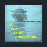 Kreuzfahrt mit Live-Liebe Magnet<br><div class="desc">Es ist eine gute Cruising-Haltung: Leben,  Liebe,  Cruise und sein glücklich. Ein Aquamarin-farbiges Foto eines Kreuzfahrtschiffes,  das an der Anlegestelle einer tropischen Insel angedockt ist,  bildet den Hintergrund für diesen Kreuzfahrtübungmagnet.</div>