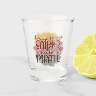 Kreuzfahrt wie ein Sailor Drink wie ein Piratensch Schnapsglas