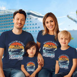 Kreuzfahrt zur Alaska Custom Family Matching Group T-Shirt<br><div class="desc">Set segeln mit dem T - Shirt "Kreuzfahrt zu Alaska Custom Family Matching",  personalisiert mit Ihrem Familiennamen oder Ihrer Gruppe,  was eine bleibende Erinnerung an Ihren Alaskan Flucht schafft. Ideal für das Gedenken an gepflegte Erinnerungen inmitten der atemberaubenden Landschaft Alaskas.</div>