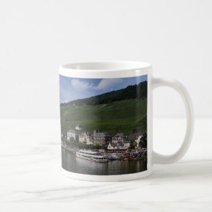 Kreuzfahrtboot auf Mosel-Fluss, Bernkastel Kues, Kaffeetasse