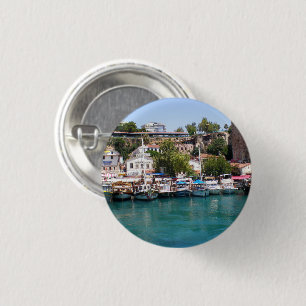 Kreuzfahrtjachten in der Nähe des Hafens von Antal Button